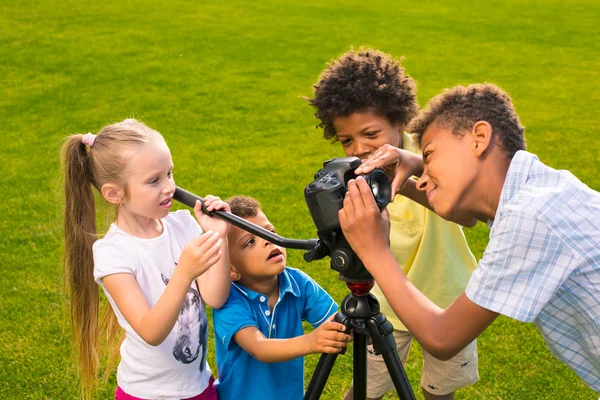 I bambini tengono una macchina fotografica . — Foto Stock