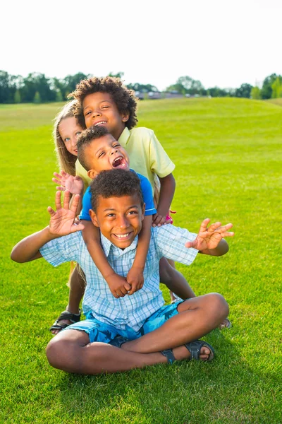 Cuatro niños divertidos . — Foto de Stock