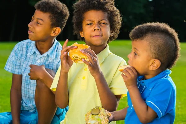 Tres chicos están comiendo. . — Foto de Stock