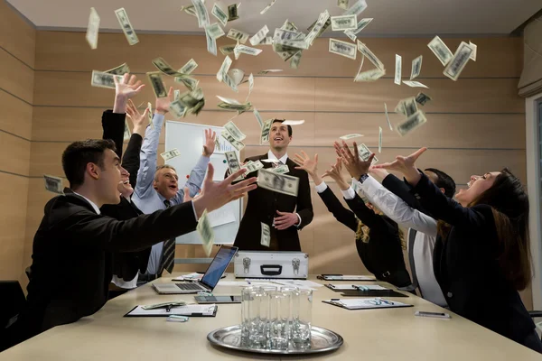 Businessmen scatter the dollars. — Stockfoto