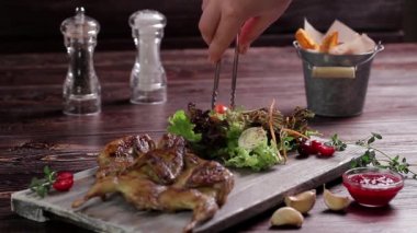 Kızarmış bıldırcın sebze salatası ile.