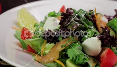 Somon ve sebzeli salata..
