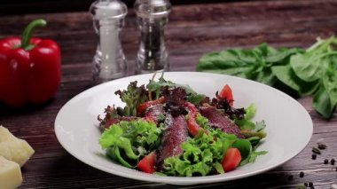 Dana eti ve sebzeli salata..