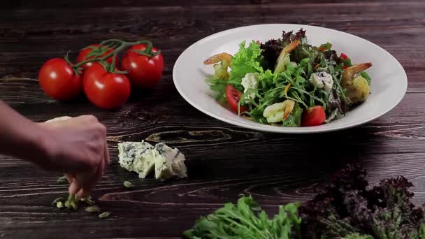 Healthy salad with shrimps. — Stock Video