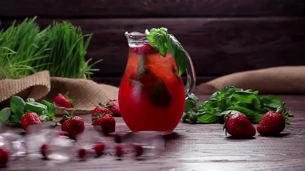 Pot en verre de limonade fraîcheur . — Video