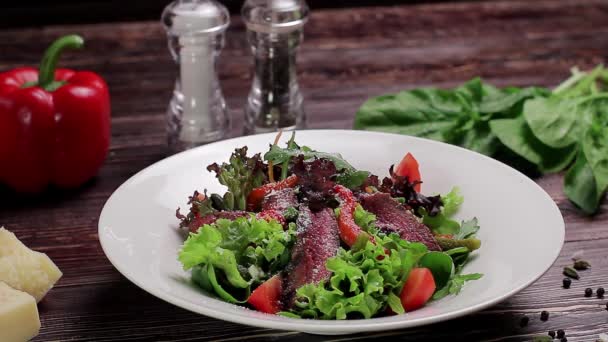 Salad with veal and vegetables. — Stock Video