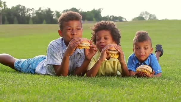 Patru copii se joaca pe Poiana. Ele sunt râs şi distracţie. — Wideo stockowe