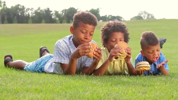 Drie broers zijn eten. — Stockvideo