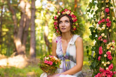 Gül çiçek çelenk içinde ihale kadın.