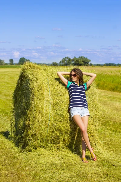 Сoquette girl on the sunny field. — Zdjęcie stockowe