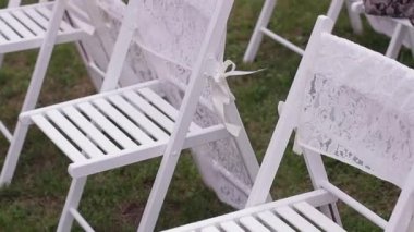 güzel beyaz sandalye.