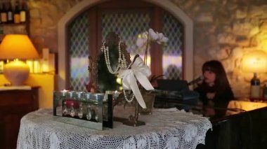 Şarkıcı restoranda şarkı söylüyor.