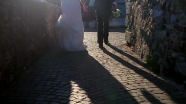 Gelin ve damat eski sokakta git.