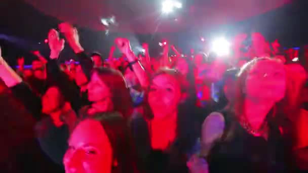 Fans på konserten. — Stockvideo