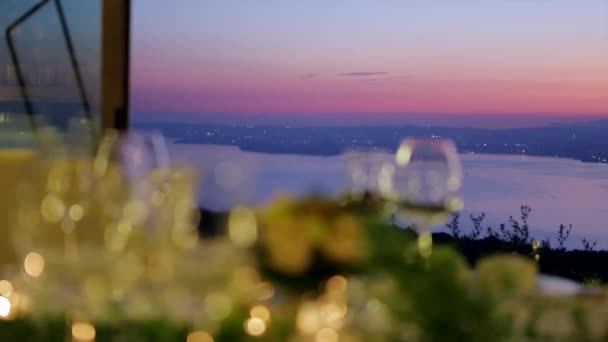 Brille auf dem Hintergrund eines schönen Sonnenuntergangs. — Stockvideo