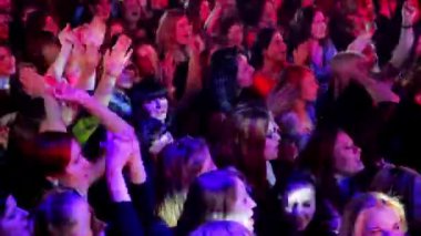 Gençler bir konserde.