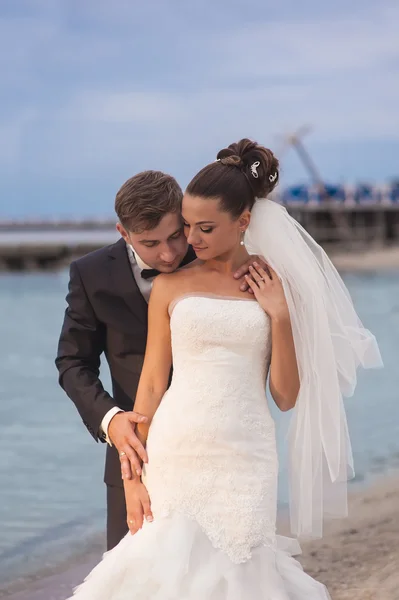 Belos recém-casados por praia . — Fotografia de Stock