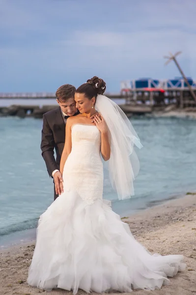 Beautiful newlyweds by thr sealine . — Stock Photo, Image