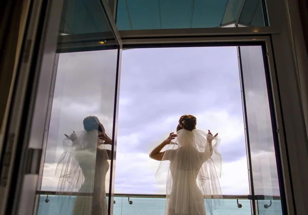 The beautiful bride is standing on the balcony. — Stock Photo, Image