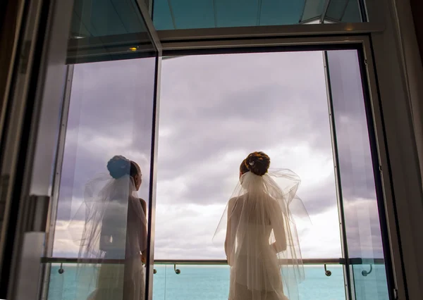 Привлекательная невеста стоит на балконе . — стоковое фото