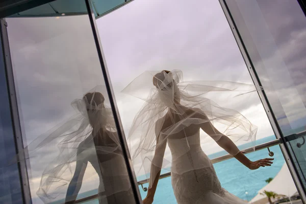 La novia está de pie en el balcón . — Foto de Stock