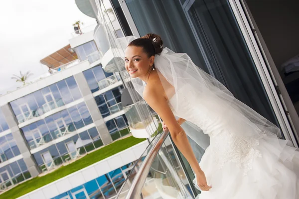 Attractive bride is standing on the balcony. — Stock Photo, Image