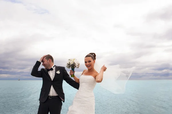 Счастливая невеста на морской набережной . — стоковое фото