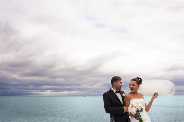 Merry newlyweds on the pier . — Stock Photo, Image