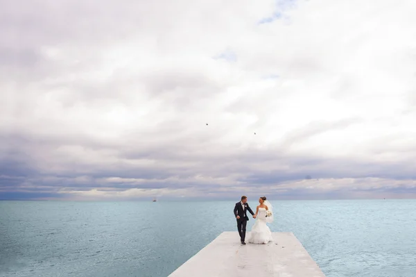Newlyweds on the pier. — Stock Photo, Image