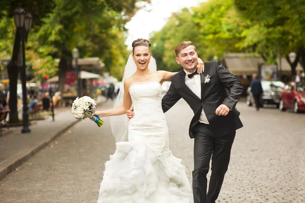 Los recién casados están caminando por la calle. . — Foto de Stock