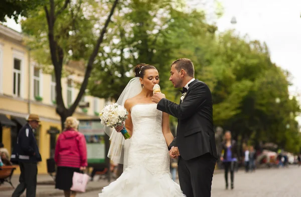 Nowożeńcy są jedzenie lodów. — Zdjęcie stockowe