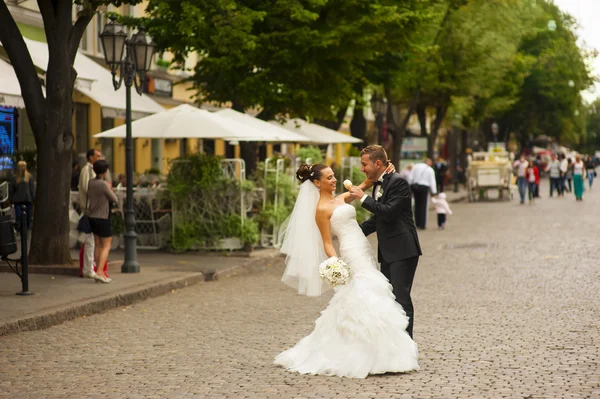 Los recién casados están probando helado. . — Foto de Stock