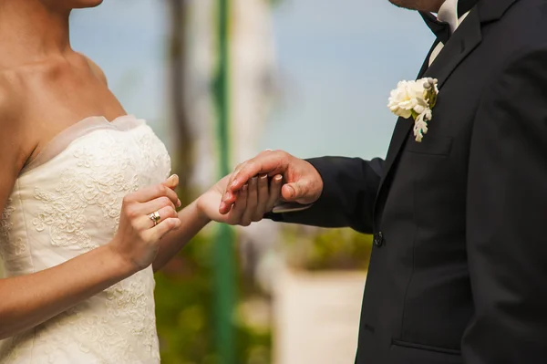 Les mains des jeunes mariés . — Photo