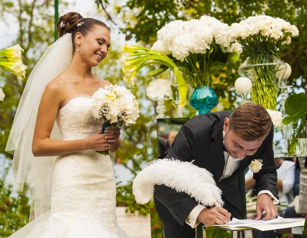 Lo sposo sta firmando la sua firma . — Foto Stock