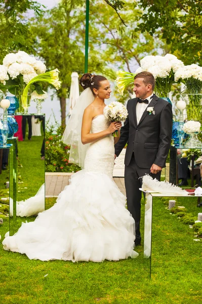 Os belos recém-casados durante o momento solene . — Fotografia de Stock