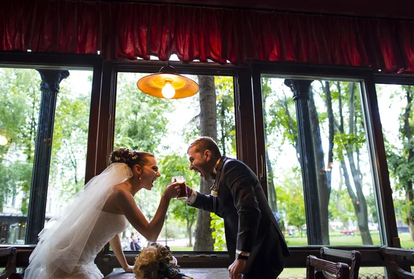 Recién casados en el pub . — Foto de Stock