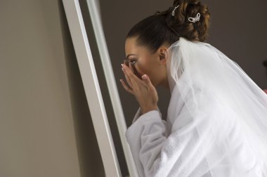 Güzel gelin th önünde tören için hazırlanıyor