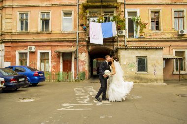 Damat ve gelin avluda.