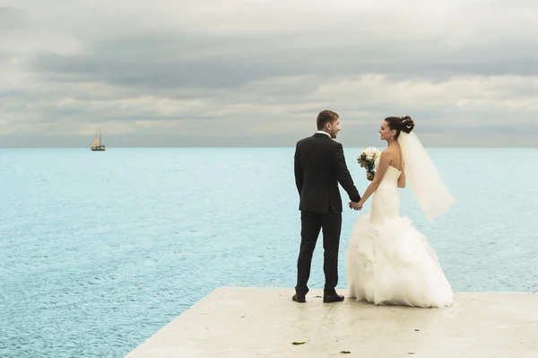 Recién casados en el fondo del mar . —  Fotos de Stock