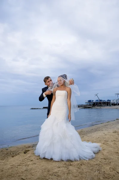 Beautiful newlyweds by the seashore. — Stock Photo, Image