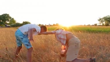 Çocuklar güzel bir gün batımı mücadele ediyoruz.