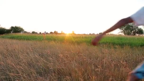 As crianças olham para o pôr do sol . — Vídeo de Stock