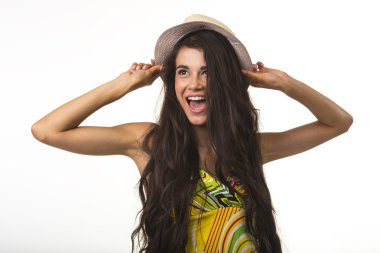 Güzel ince Bayan hasır şapka dokunuyor.