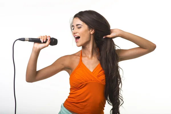 Linda dama de camisa naranja con micrófono . — Foto de Stock