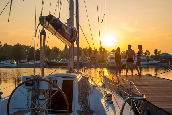 Young people near the sailing yacht. — Stock Photo, Image