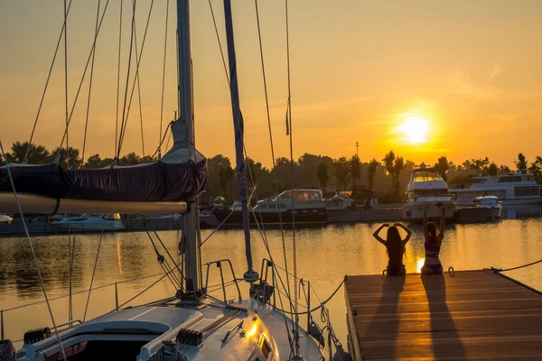 Schöner Sonnenuntergang im Yachtclub. — Stockfoto