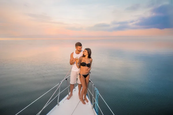 Guy avec fille boire du champagne sur le navire . — Photo