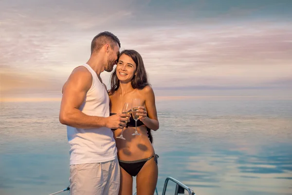 Chico con chica relajándose en el yate . —  Fotos de Stock