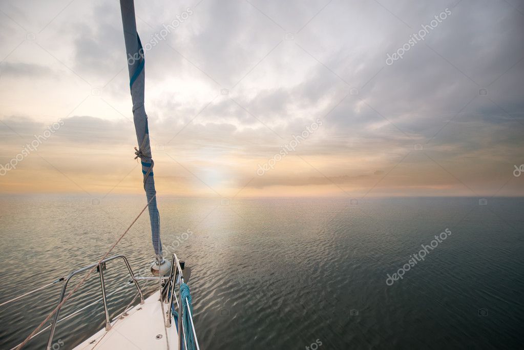 Yacht al tramonto .