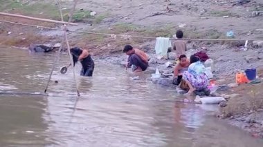 İnsanlar yıkama ve nehirde yıkanmak.